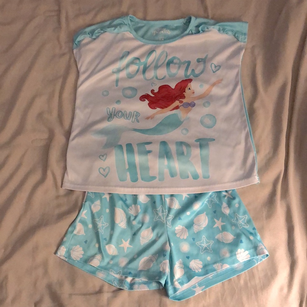 Disney princess “the little mermaid” girl’s size 7/8 pajama short set